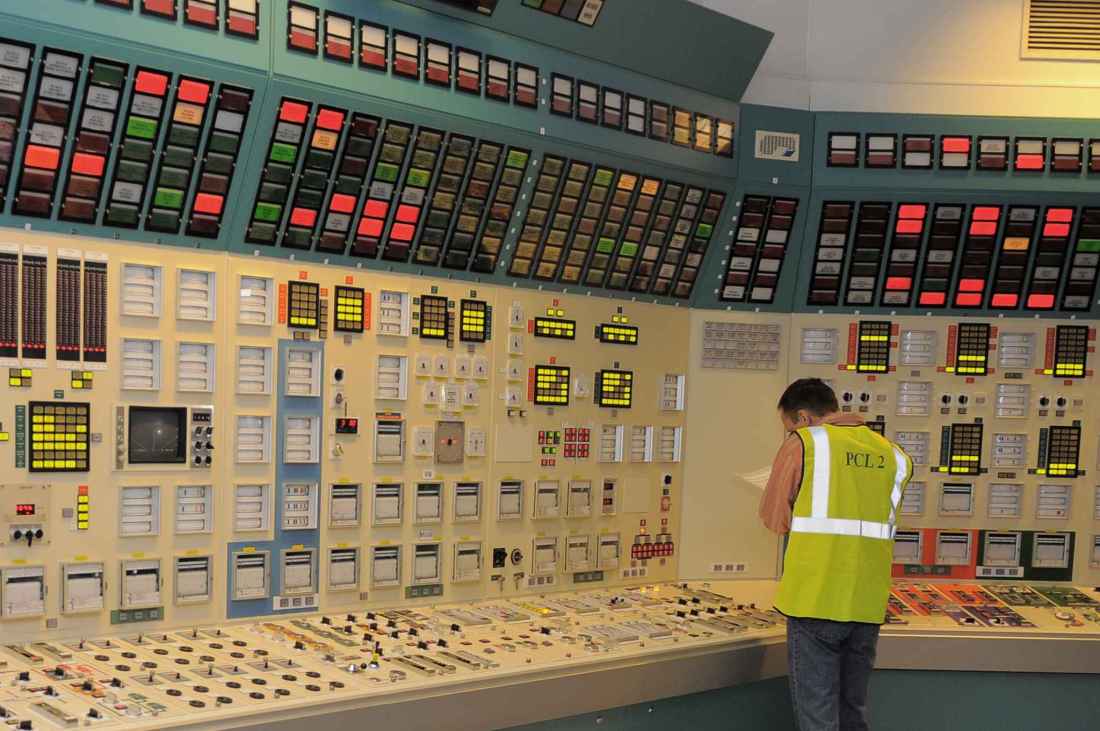 2048x1536-fit_centrale-nucleaire-de-fessenheim-le-20-11-2008-simulateurde-la-salle-de-commandement-d-un-reacteur
