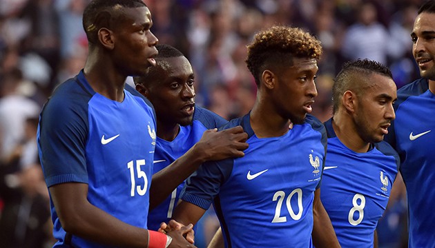 (From L to R) France's midfielder Paul Pogba, midfielder Blaise Matuidi, forward Kingsley Coman, forward Dimitri Payet and defender Adil Rami celebrate after scoring a goal during the International friendly football match between France and Cameroon at the Beaujoire stadium, in Nantes, western France, on May 30, 2016 as part of the French team's preparation for the upcoming Euro 2016 European football championships. / AFP PHOTO / LOIC VENANCE