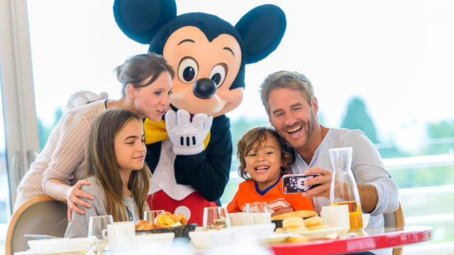 n021455_2020sep07_restaurant-cafe-mickey_16-9