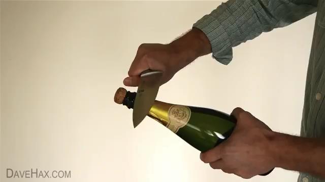 astuce-ouvrir-bouteille-champagne-avec-classe