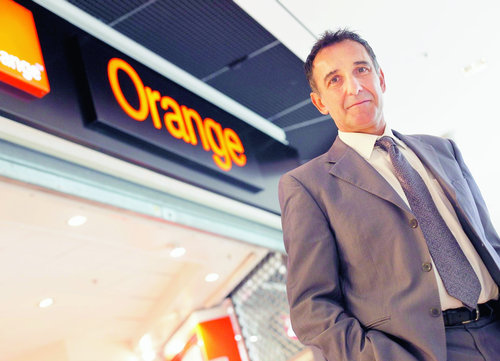 Agence Toulon, magazine éco, le directeur de Orange sud est Patrick Figuières rend visite à ses employés à la boutique Orange de Grand Var Sujet BEAL