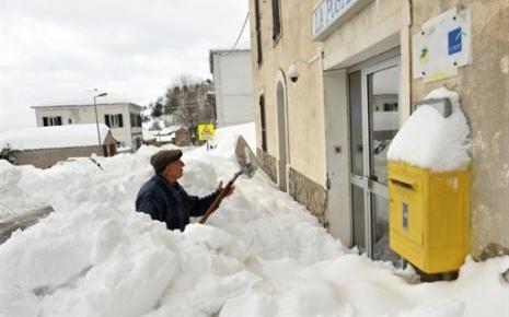 7653487846_la-poste-du-petit-village-de-morosaglia-encercle-par-la-neige-dimanche-23-janvier