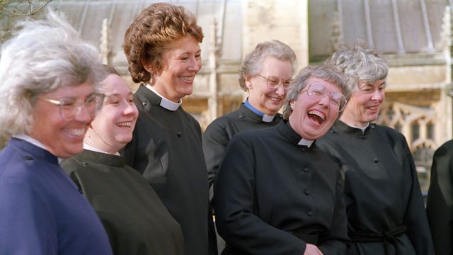 les-premieres-ordinations-de-femmes-pretres-ont-eu-lieu-en-1994-dans-l-eglise-anglicane-sur-la-photo-des-femmes-diacre-attendent-leur-ordination-le-12-mars-19