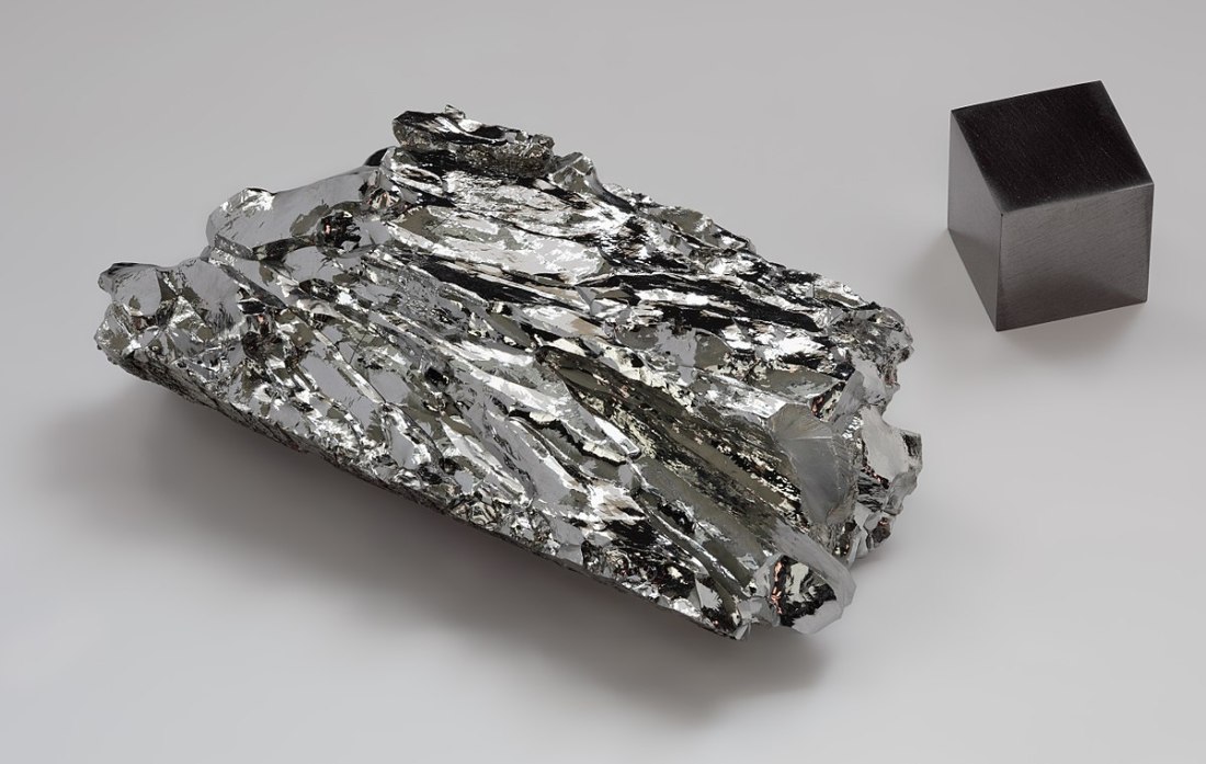 1200px-Molybdenum_crystaline_fragment_and_1cm3_cube