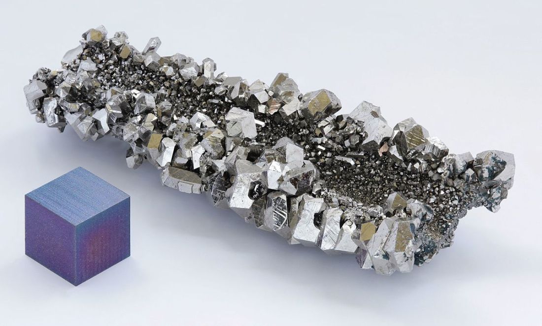 Niobium_crystals_and_1cm3_cube